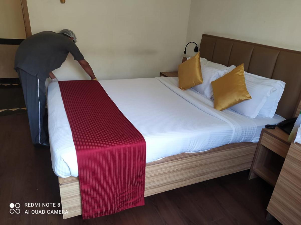 Hotel Plaza Βομβάη Εξωτερικό φωτογραφία