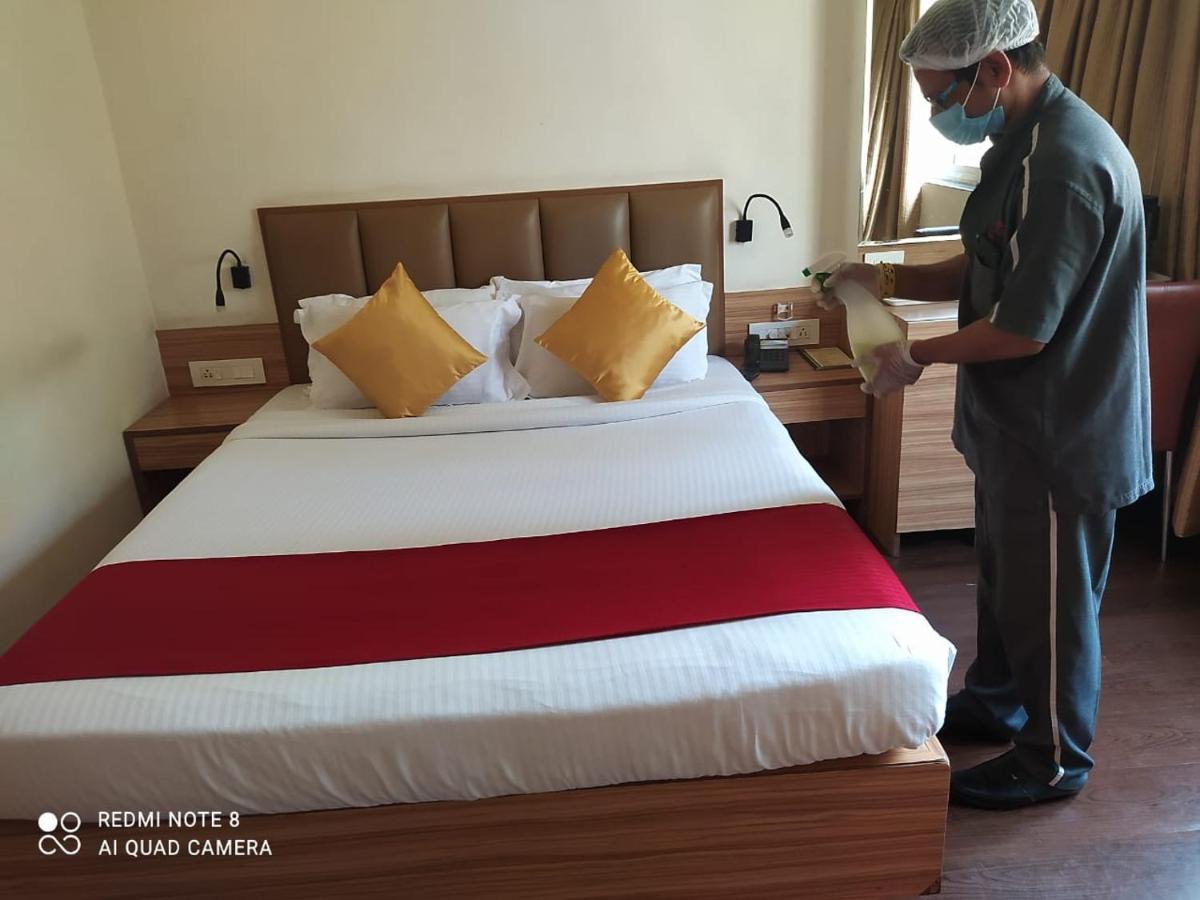 Hotel Plaza Βομβάη Εξωτερικό φωτογραφία